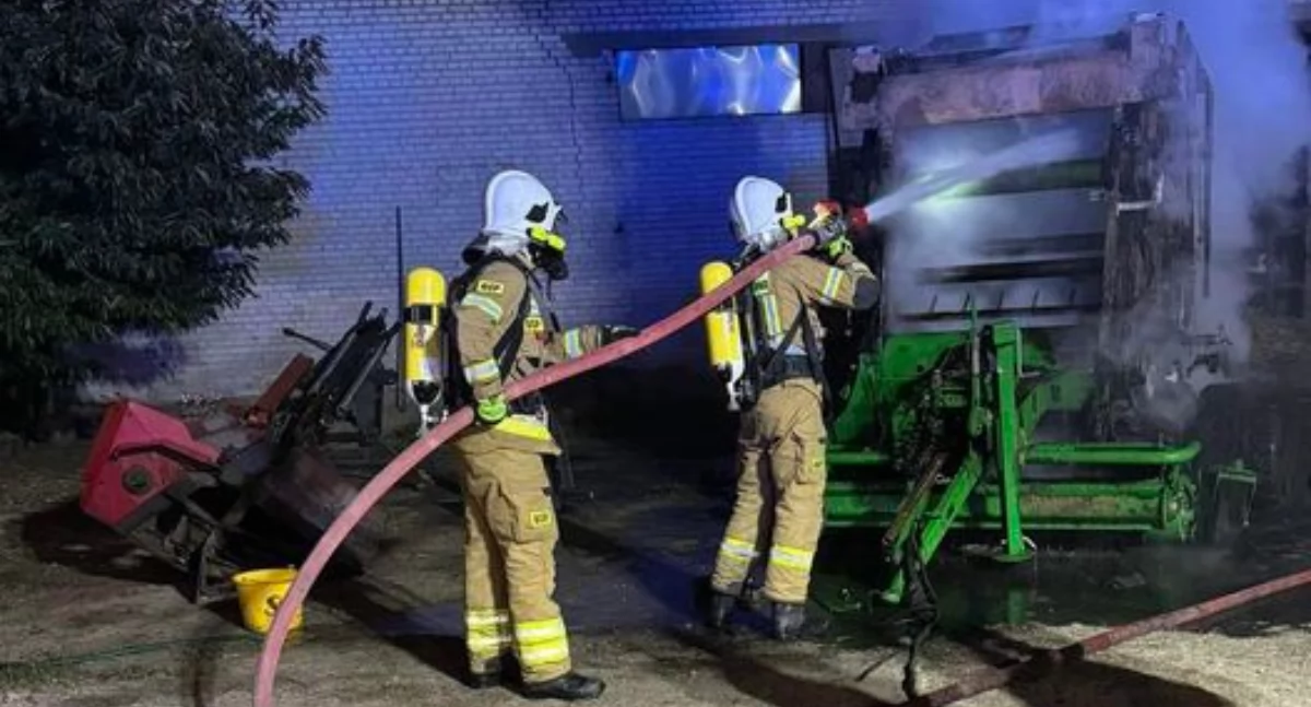 Intensywna służba straży pożarnej. Pożar sprzętu rolniczego, uwięziony ptak oraz gniazdo os 