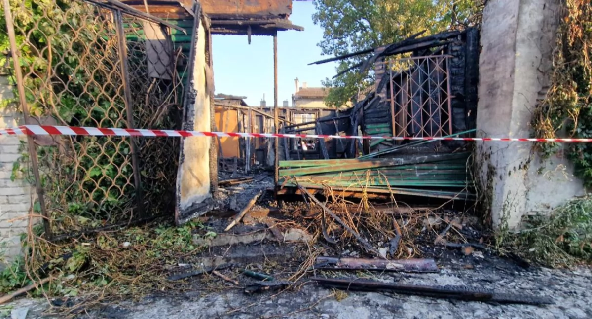 Nocny pożar w Łowiczu. Z ogniem walczyły cztery zastępy straży pożarnej (foto)