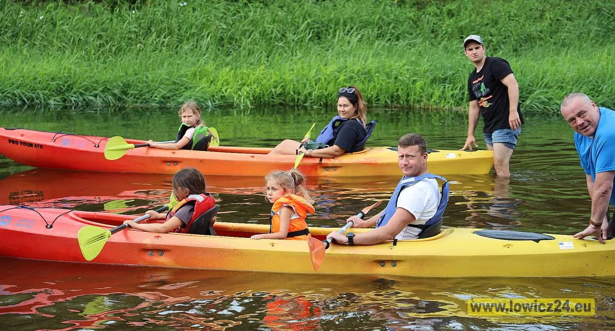 Rodziny rywalizują w regatach kajakowych na Bzurze (foto) AKTUALIZACJA