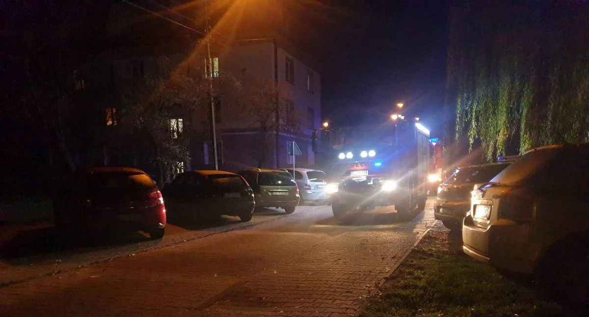 Co wydarzyło się na os. Kostka? Spod drzwi mieszkania lała się woda!