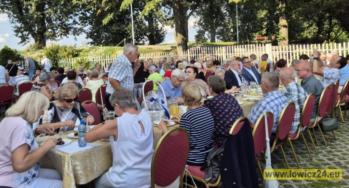 Łowiccy emeryci i renciści bawili się na letnim spotkaniu przy grillu (foto)