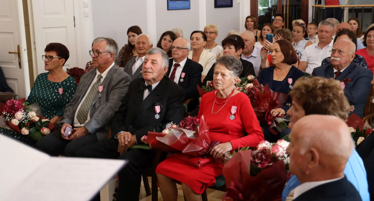 Złote Gody w Łowiczu. Dziewięć par świętowało jubileusz w ratuszu (foto, film)