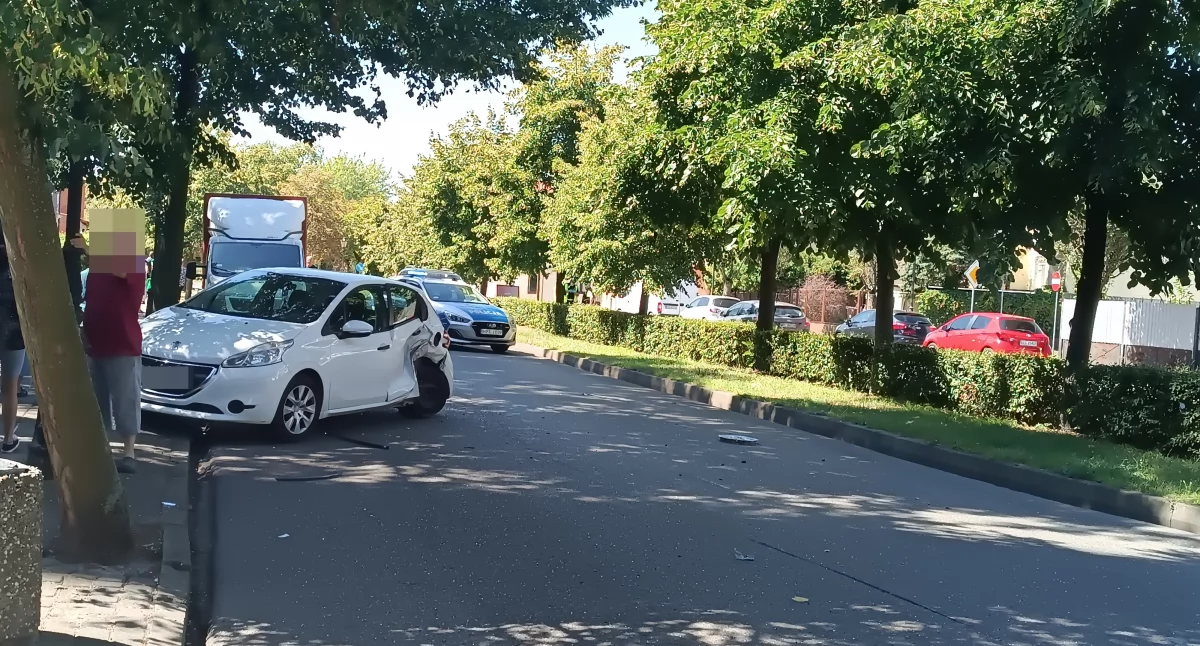 Łowicz. Trzy uszkodzone pojazdy po zdarzeniu w Alejach Sienkiewicza (foto)