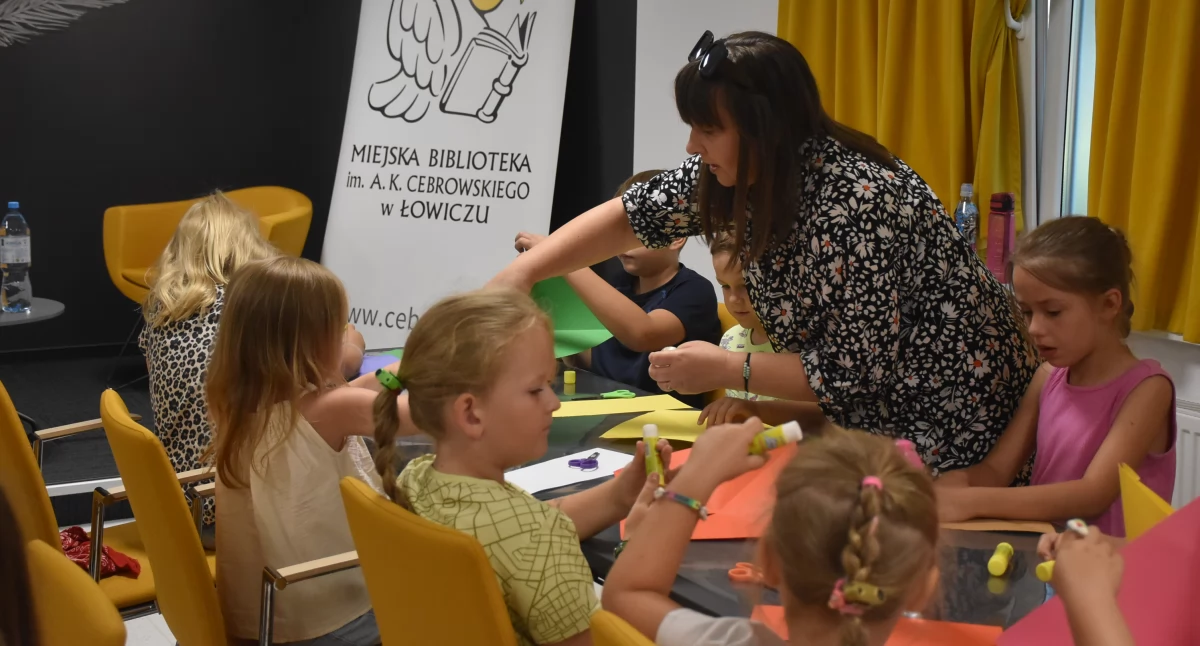 Prehistoryczne gady zawładnęły miejską biblioteką (foto)