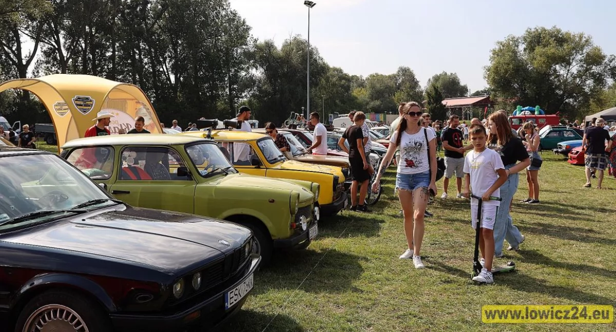 Miłośnicy Klasycznej Motoryzacji spotkali się na łowickich Błoniach (foto)
