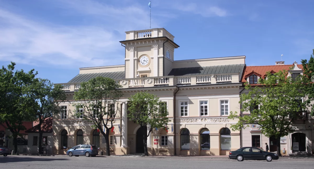 Łowicz. Kilka ofert na montaż instalacji fotowoltaicznych na miejskich budynkach - SPROSTOWANIE