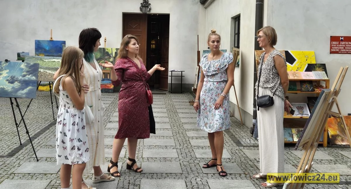 Wernisaż wystawy przed kościołem Sióstr Bernardynek w Łowiczu (foto)