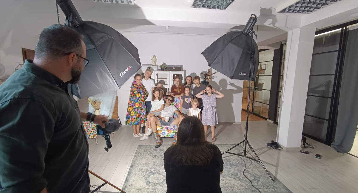 Młodzież z wizytą w barwnej siedzibie firmy „Folkstar” (foto)