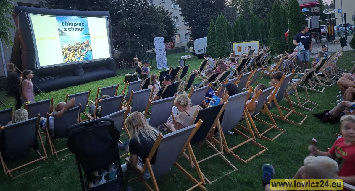 Mieszkańcy os. Kostka zakończyli wakacje filmowym seansem (foto, film)