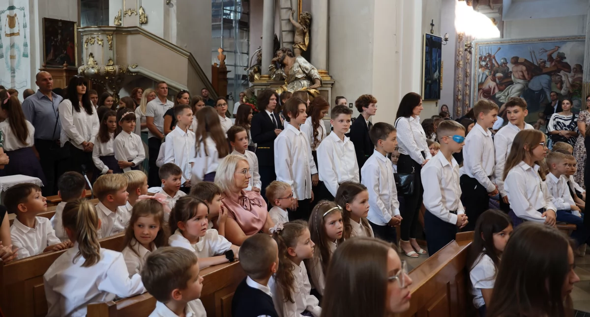 Inauguracja roku szkolnego 2024/2025 w Pijarskich Szkołach Królowej Pokoju w Łowiczu (foto)