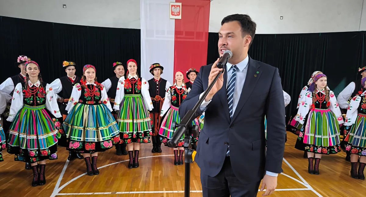 Wiceminister rolnictwa na rozpoczęciu roku szkolnego w ZSCKR w Zduńskiej Dąbrowie (foto)