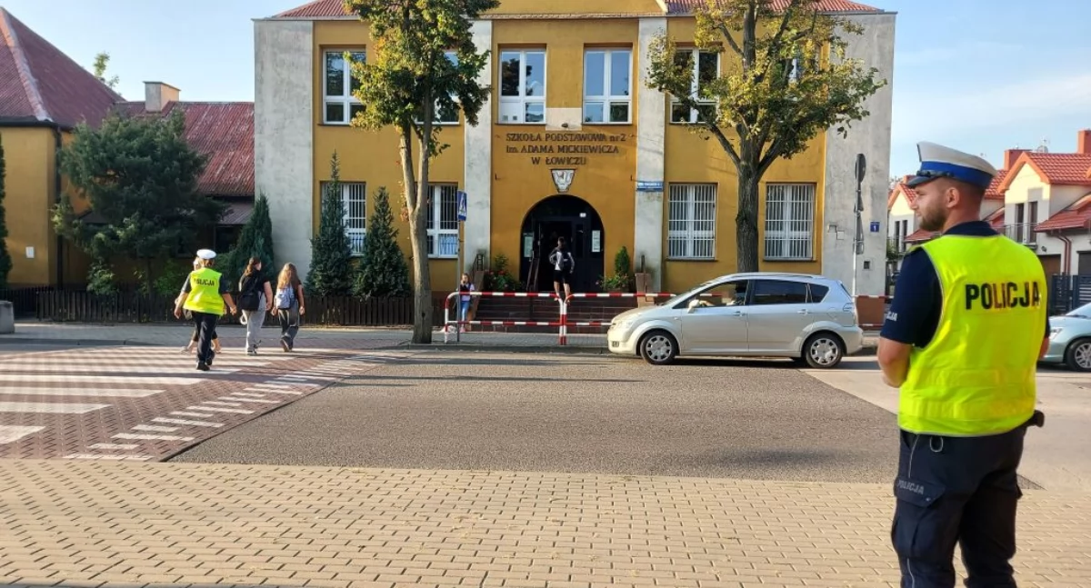„Bezpieczna droga do szkoły”. Działania policjantów z Łowicza w rejonie szkół (foto)