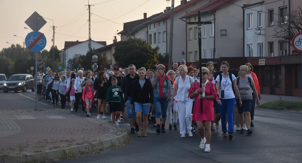 Z Łowicza wyruszyła piesza pielgrzymka do Domaniewic (foto,film)