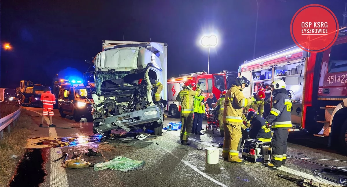 Wypadek na autostradzie A2. Jeden z kierowców był uwięziony w kabinie (foto)