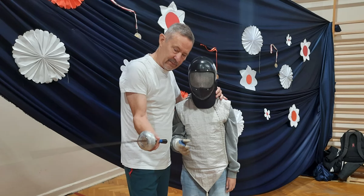 „Dotknij olimpijskiego medalu”. Spotkanie z mistrzem floretu w SP nr 1 w Łowiczu (foto, film)