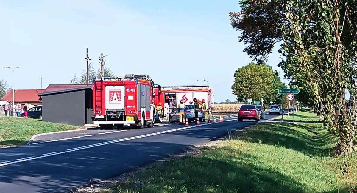 Wypadek z udziałem dwóch pojazdów pod Łowiczem. Jedna osoba trafiła do szpitala (foto) [AKTUALIZACJA]