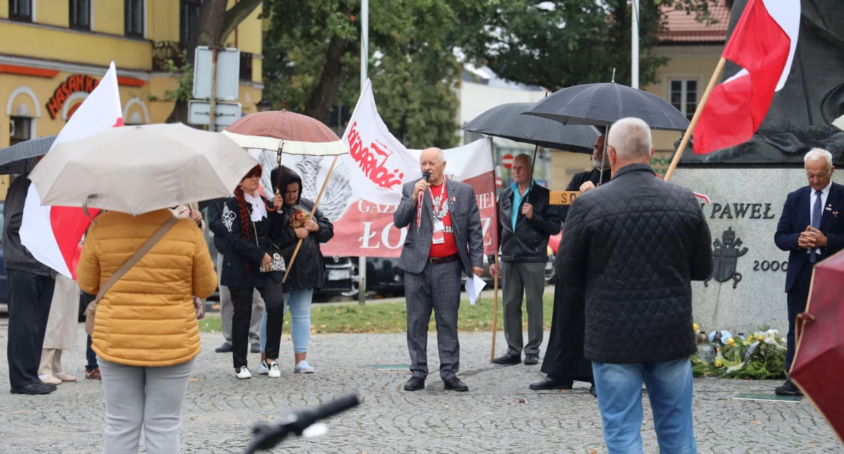 Łowicz. Protest w obronie wiary, lekcji religii i ks. Michała Olszewskiego (foto, film)