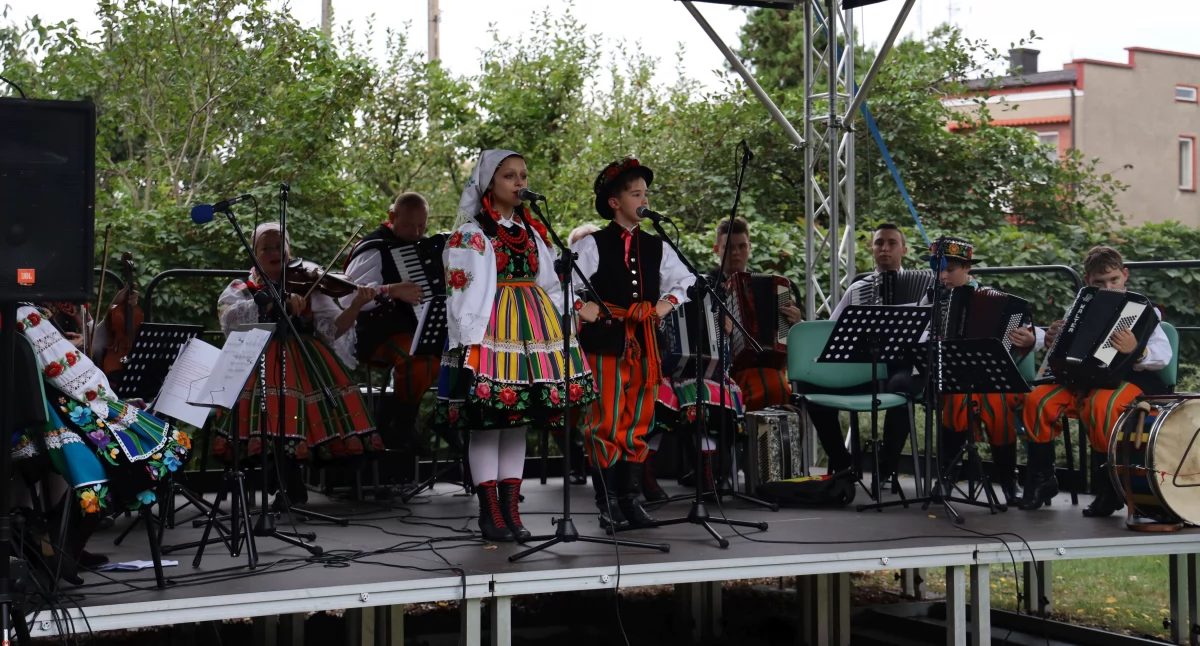 Łowicz. Ostatni letni koncert przy baszcie z muzyką ludową (foto, film)