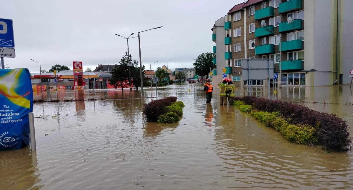 Powódź na południu Polski. Strażacy z Łowicza pomagają w ewakuacji mieszkańców (foto)