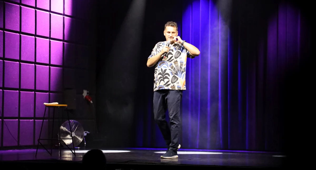 Stand-up Pawła Chałupki w Łowiczu (foto)