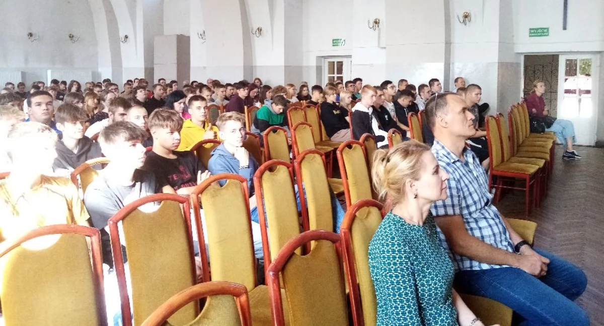 Uczniowie ZST w Łowiczu włączyli się w akcję Narodowe Czytanie (foto)