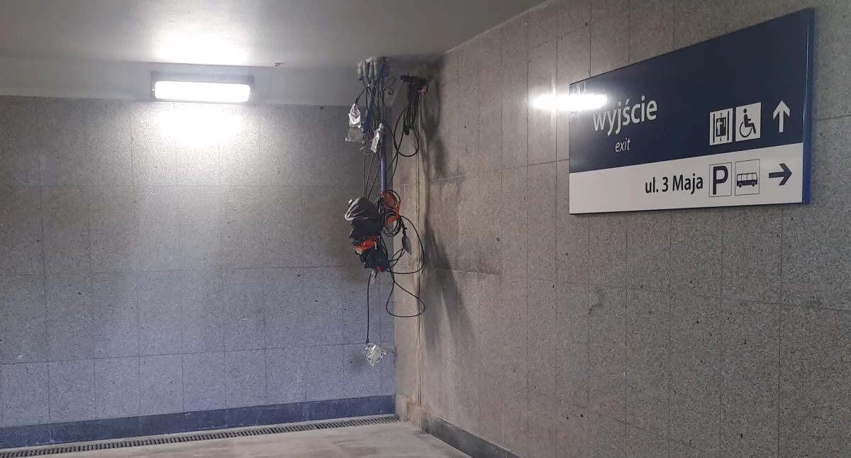 Łowicz. Co z kablami w przejściu podziemnym? PKP odpowiada na nasze zapytanie (foto)