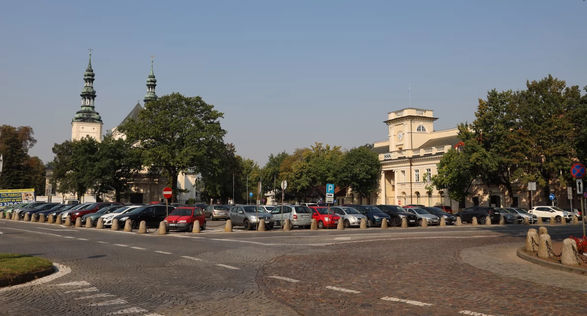 Samochody znikną z płyty Starego Rynku w Łowiczu? Władze miasta mają pomysł