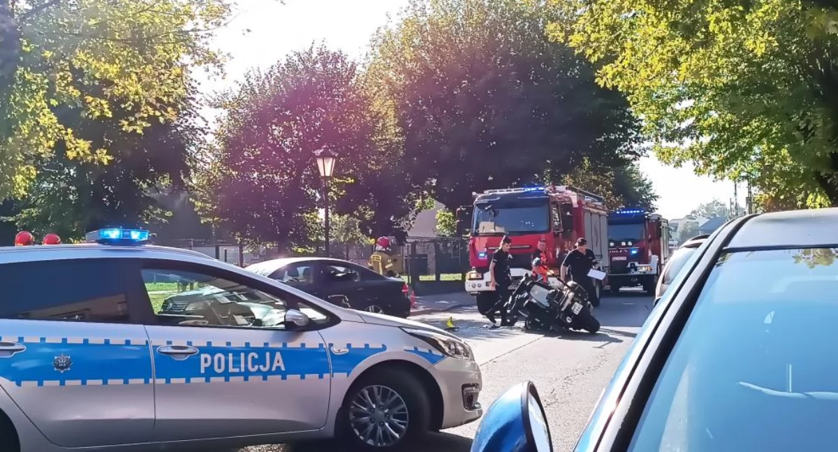 Łowicz. Zdarzenie z udziałem policyjnego motocykla i osobówki (foto)