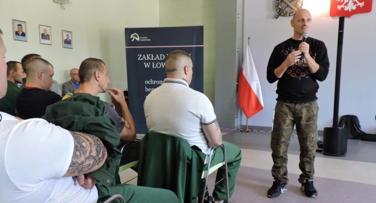Marcin „Kryzys” Tyburczy wystąpił dla skazanych z łowickiego więzienia