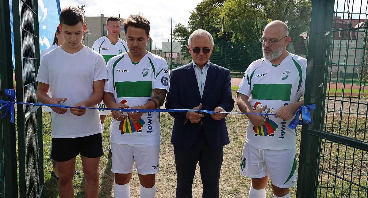 Nowe boisko przy ZSP 2 w Łowiczu oficjalnie otwarte (foto, film)