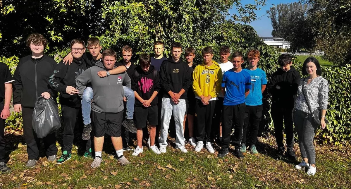 Uczniowie ZSP 1 w Łowiczu wzięli udział w Akcji Sprzątania Świata (foto)