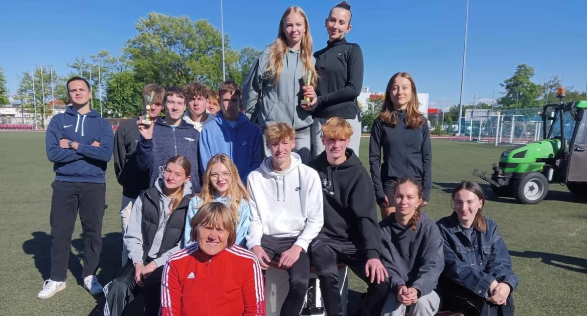 Podwójny sukces uczniów II LO w powiatowych zawodach lekkoatletycznych (foto)