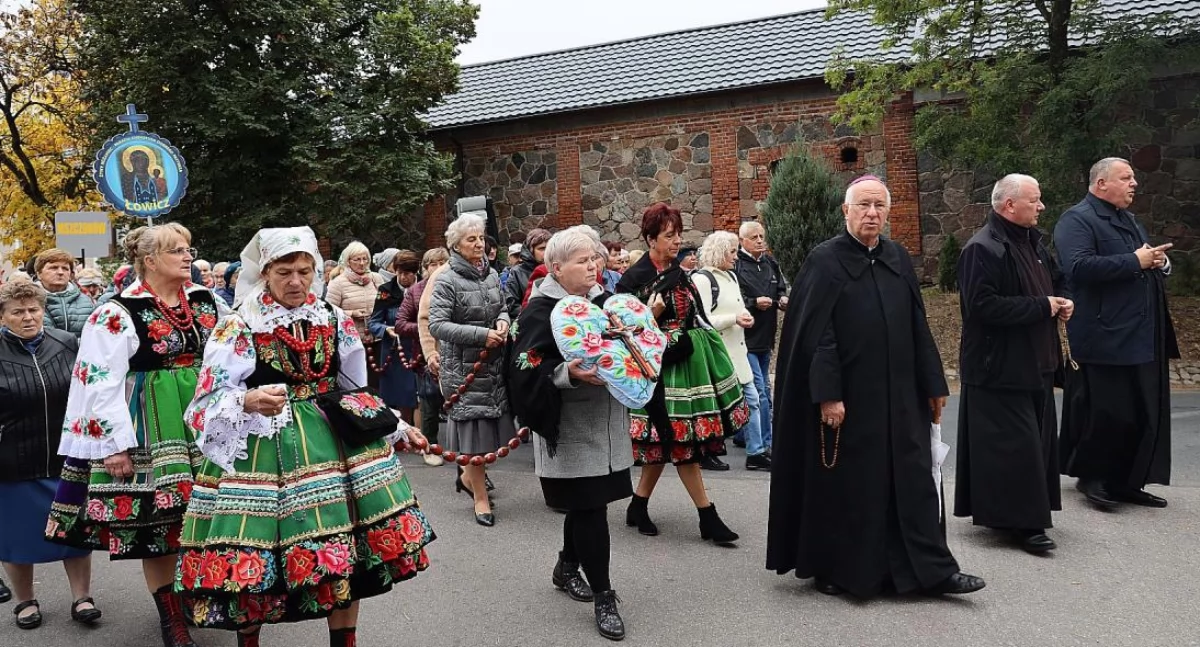 Pielgrzymka Kół Żywego Różańca do Domaniewic (foto, film)