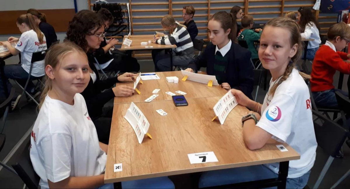 Uczniowie SP2 z Łowicza w czołówce na Wojewódzkich Mistrzostwach w Rummikub! (foto)