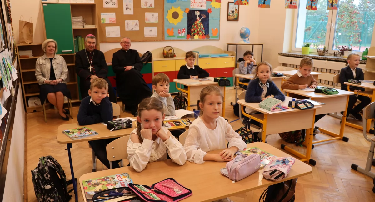 Wizytacja biskupa w szkołach w Łaguszewie i Błędowie (foto)