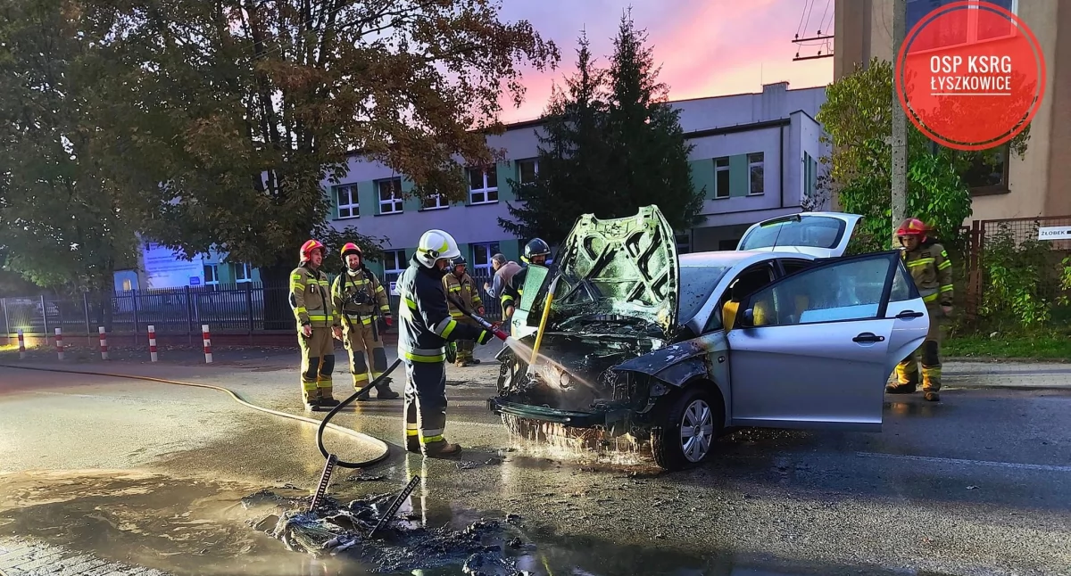 Pożar auta w Łyszkowicach. Trzy zastępy straży w akcji (foto)