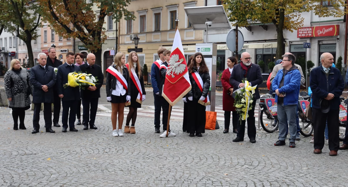 XXIV Dzień Papieski w Łowiczu. Msza święta i złożenie kwiatów pod pomnikiem św. Jana Pawła II (foto, film)