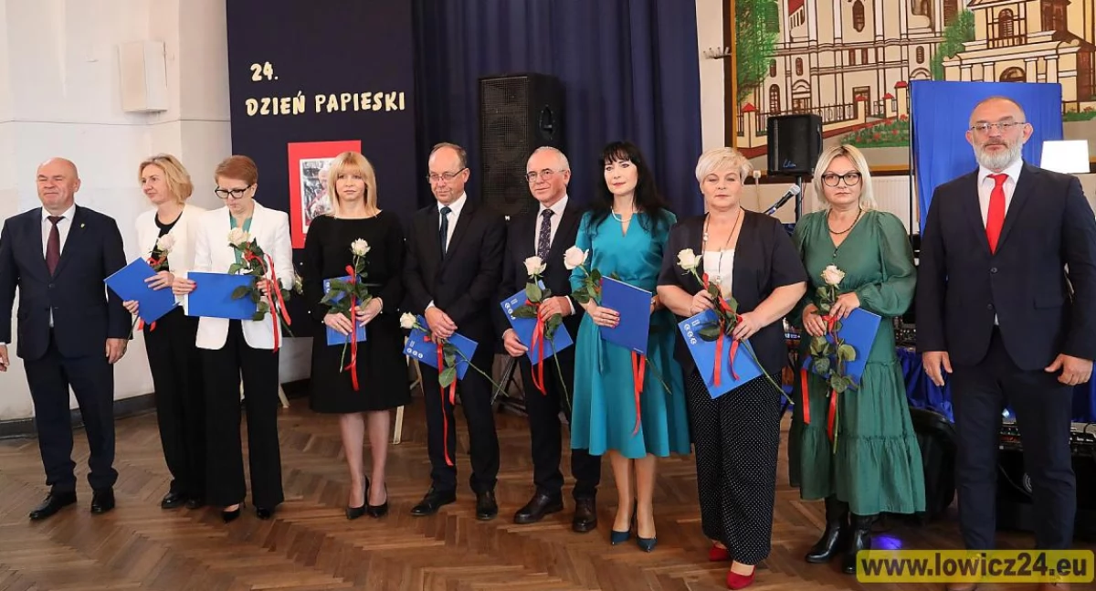 Powiat nagrodził dyrektorów i najlepszych nauczycieli naszych szkół oraz placówek (foto, film)