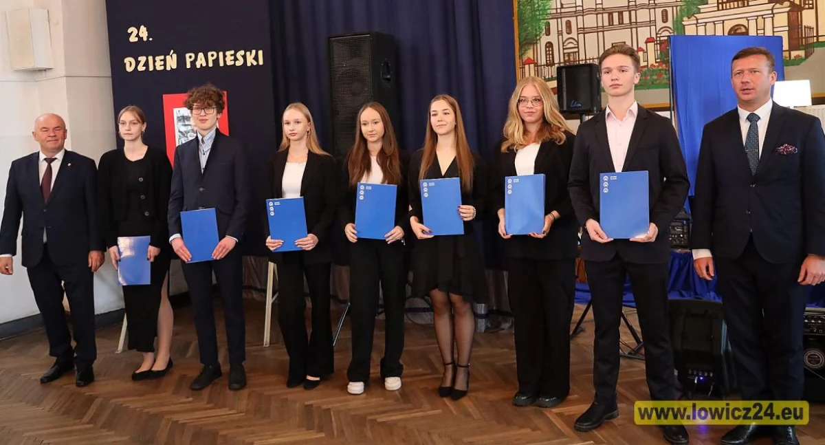 Powiatowe stypendia naukowe wręczone (foto)