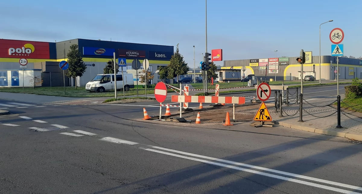 Łowicz. Utrudnienia na skrzyżowaniu przy centrum handlowym Stop Shop (foto)