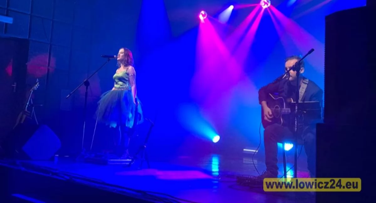 Energia i emocje na pięciu strunach – koncert Basi Kawy w Łowiczu (foto, film)