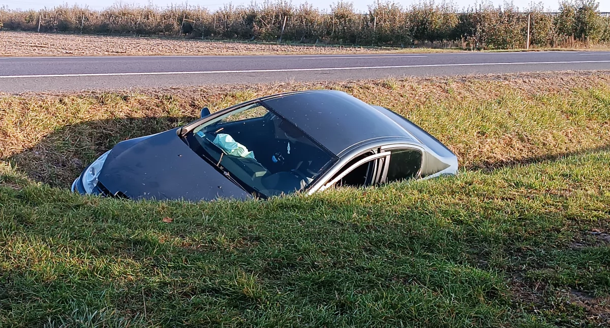 Zabostów Mały. Z niewyjaśnionych przyczyn zjechała do rowu (foto)[AKTUALIZACJA]