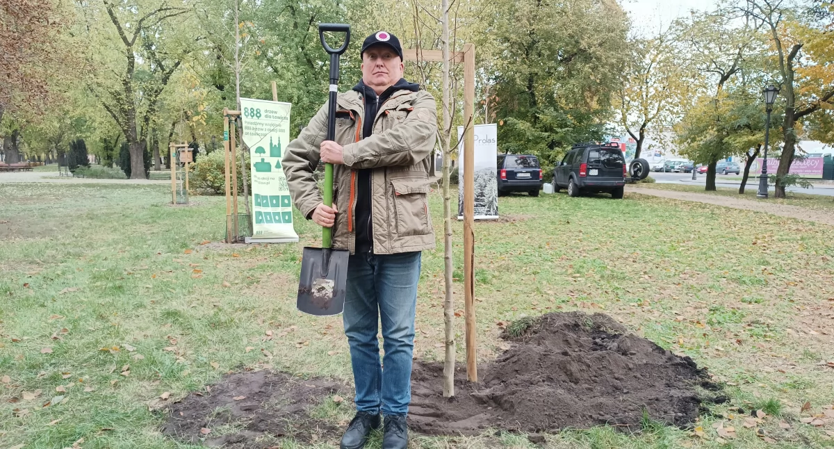 Piotr Bukartyk zasadził drzewo w Łowiczu, a to nie koniec niespodzianek Fundacji Prolas (foto)