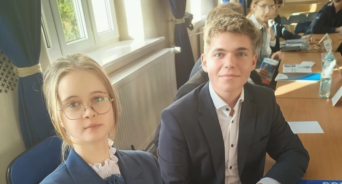 „Tylko uczniowie I LO spośród szkół prowadzonych przez powiat łowicki na obradach „Okrągłego Stołu Uczniowskiego” w Łodzi.