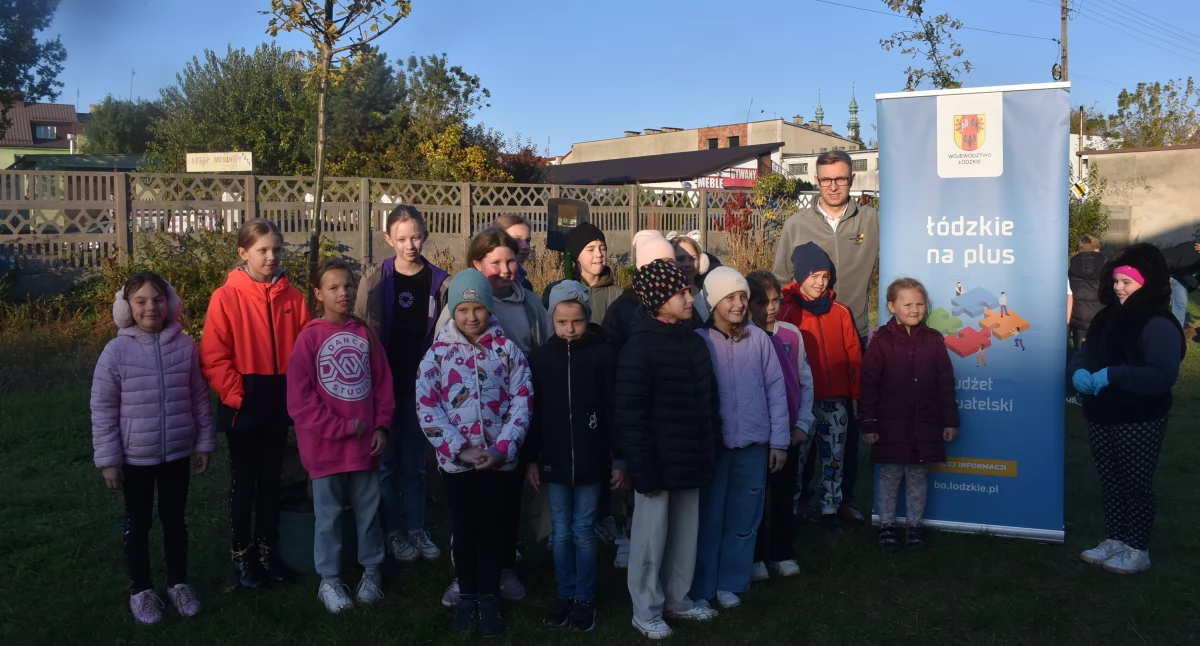 Zespół Koderki i Klub Seniora „Radość” włączyły się w akcję zazieleniania Łowicza (foto)