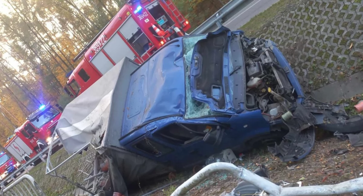 Auto dachowało. Mieszkaniec powiatu łowickiego, prawdopodobnie przysnął za kierownicą 