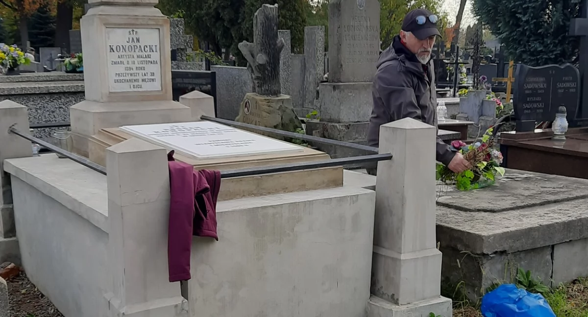 Łowiccy przewodnicy sprzątali nagrobki na cmentarzu katedralnym (foto)
