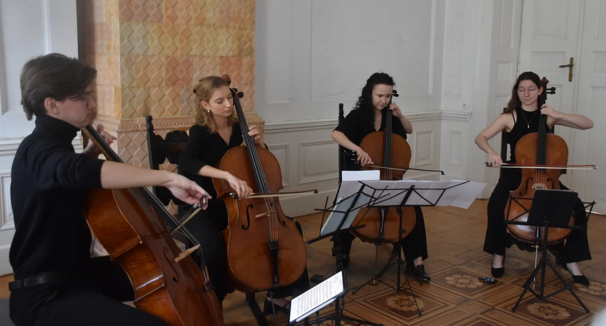 Koncert u Pani Walewskiej. Wiolonczeliści i skrzypaczka wystąpili w Walewicach (foto, film)