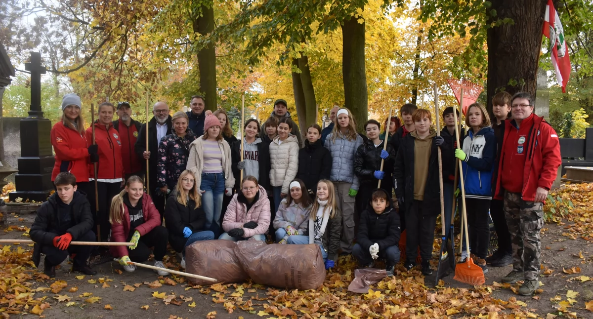„Zróbmy to razem”, czyli wspólne porządkowanie cmentarza ewangelicko-augsburskiego w Łowiczu (foto,film)