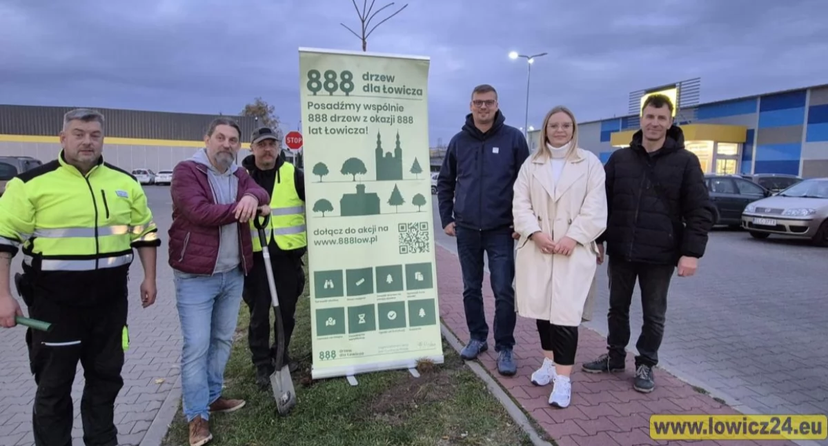 Nowe nasadzenia pojawiły się w Łowiczu. Tym razem przy Centrum Handlowym StopShop (foto)